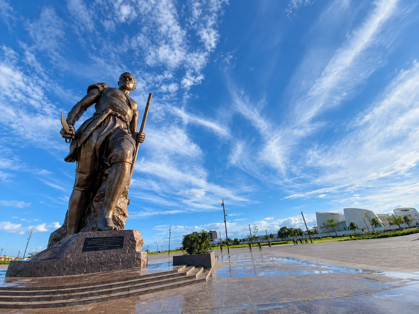 Statue de l'Amazone du Dahomey à Cotonou, au Bénin, au crépuscule